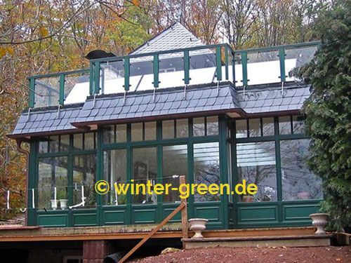 Großer Wintergarten mit Glasgeländer auf dem Balkon, auch im Gastronomiebereich einsetzbar.