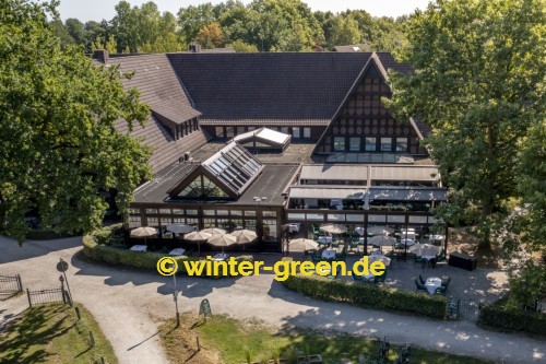 Gastronomischer Wintergarten mit Orangeriedach.