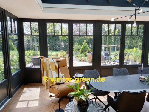 Orangerie-Wintergarten in Grau