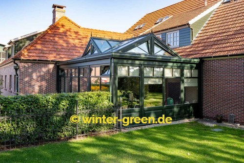 Englischer Wintergarten mit Satteldach und eingeschobenen Gauben vorne und hinten.