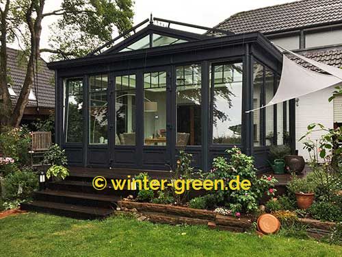 Schwarzer englischer Orangerie-Wintergarten mit aufgesetztem Satteldach
