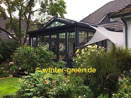 Schwarzer englischer Orangerie-Wintergarten mit aufgesetztem Satteldach