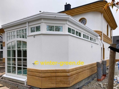 Orangerie Wintergarten mit Segmentbögen als Fitness- und Wellnessbereich, abgetrennt durch eine komplett verschiebbare Glaswand.